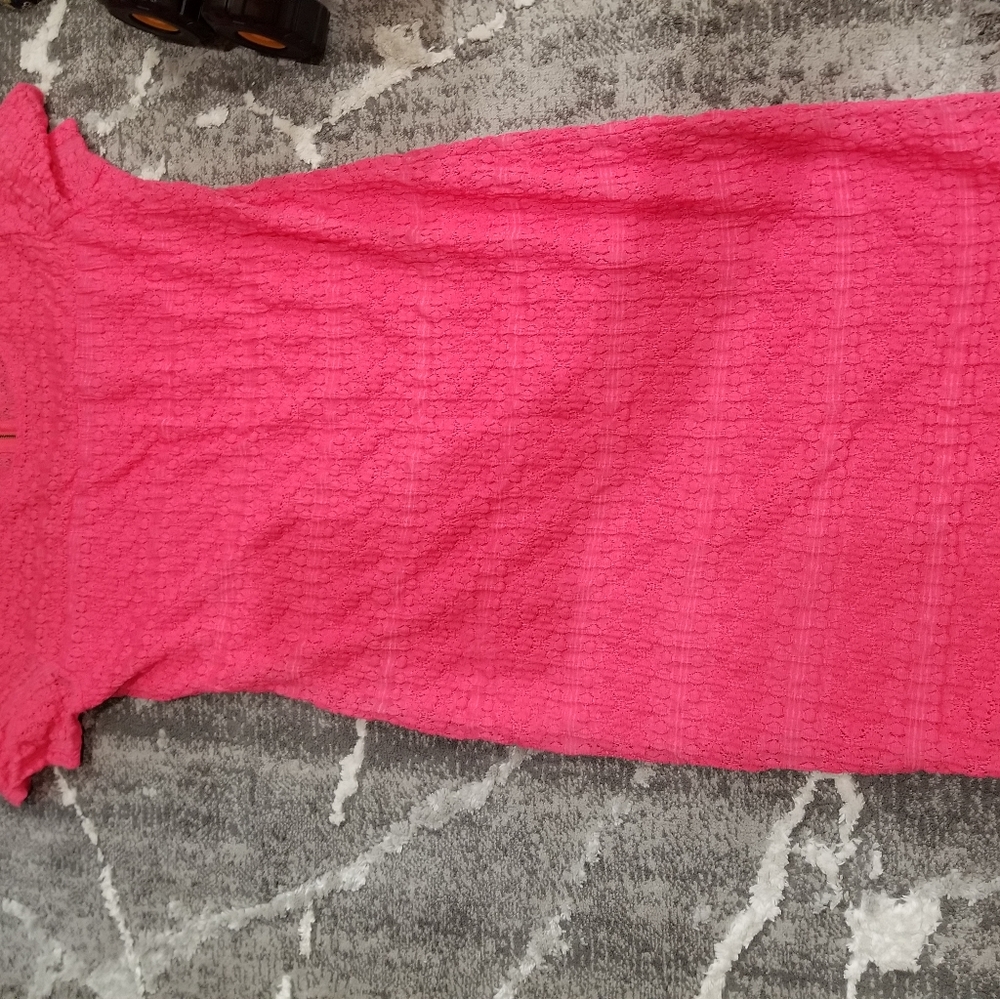 Pink lace-like body-con dress